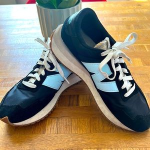 Women’s New Balance size 8.5 super comfy! Great walking shoes!